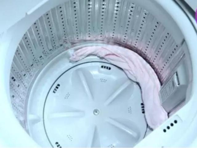 洗衣机里有个小机关,洗衣机里面打开就有水