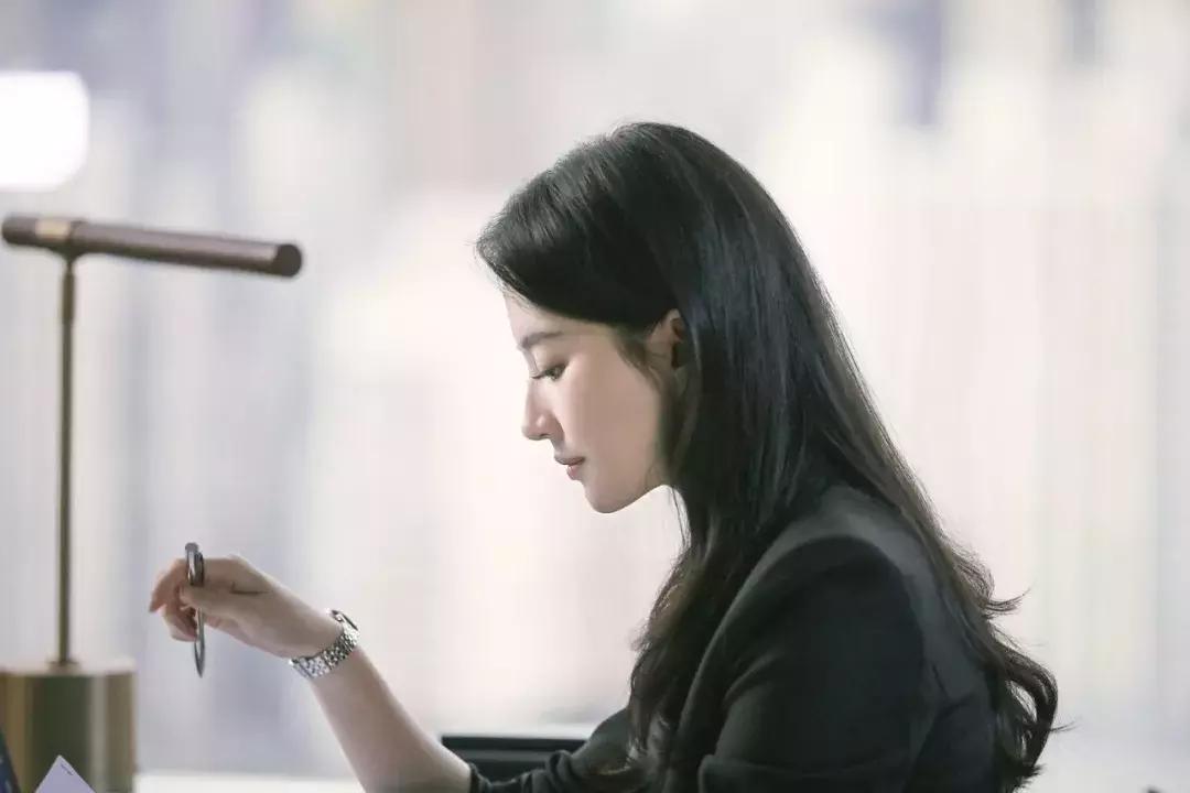 刘亦菲晒出游美照超迷人,32岁刘亦菲久违晒出最新美照