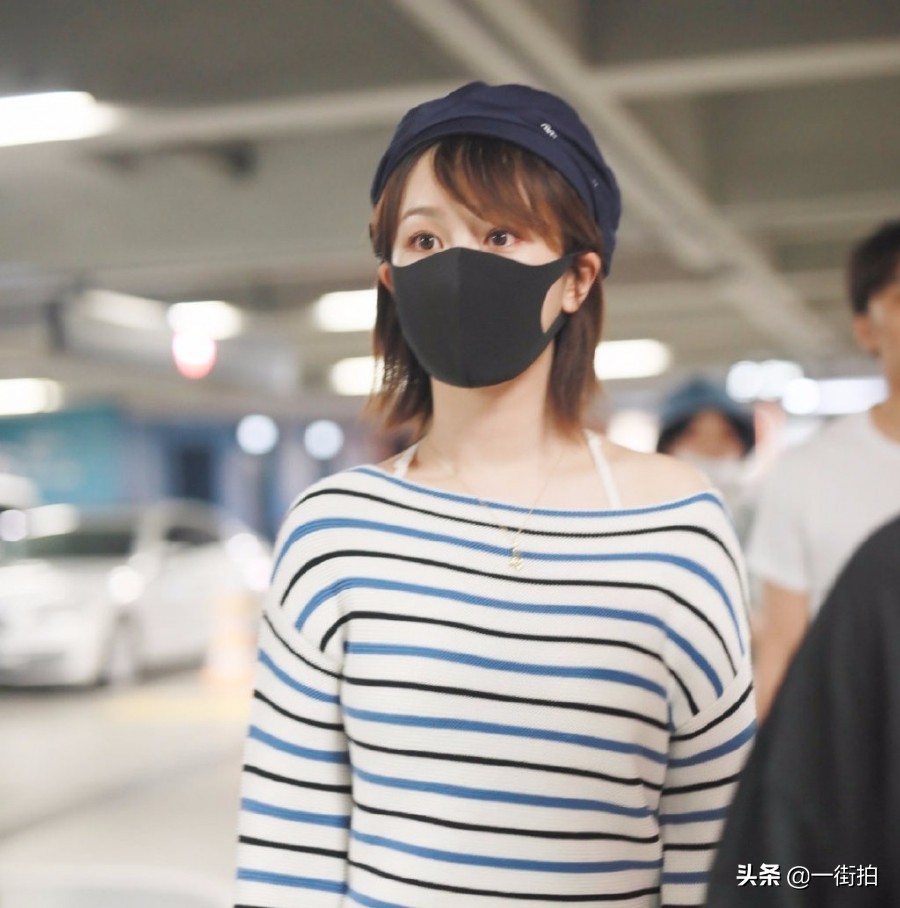 杨紫粉色t恤穿搭,杨紫穿搭黑色短袖