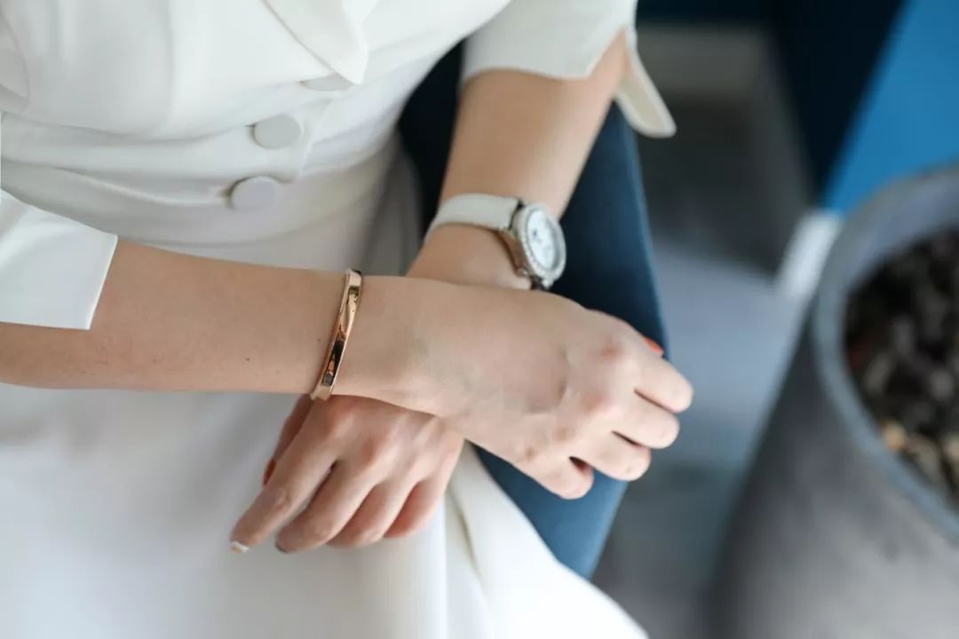 瑞典皇家配饰品牌,几百块戴出万元质感,金色手镯男女戴都好看