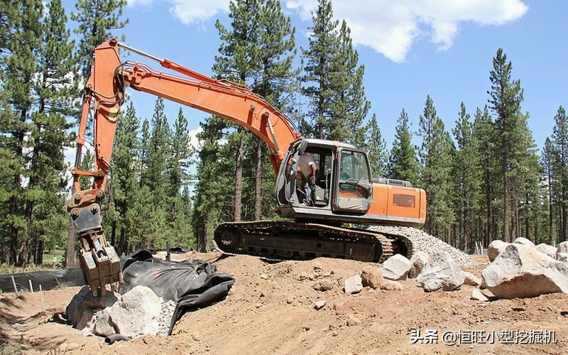 轮式挖掘机有什么优缺点,轮式挖掘机和履带式挖掘机哪个好