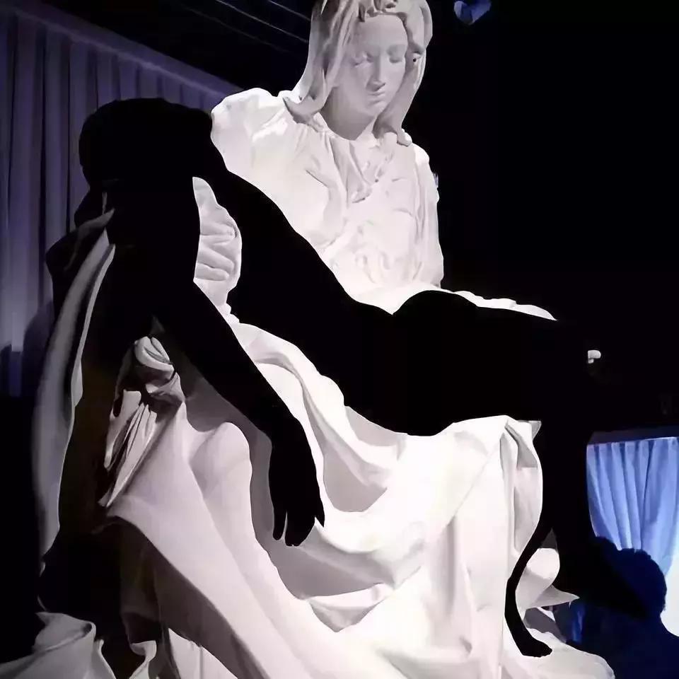 它比虚无的黑洞更黑，让全世界的瞳孔无法聚焦