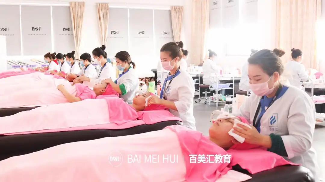 初中毕业女生学美容,女生学美容工资多少