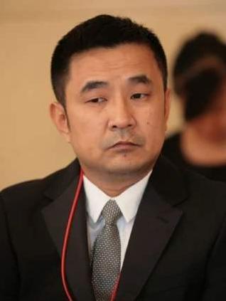 欠债800亿也不忘泡妞,豪掷1亿博美人一笑,父亲去世葬礼都不参加