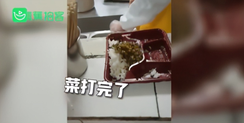 女子系鞋带被同伴推入水库,女子系鞋带被同伴推入水中后续