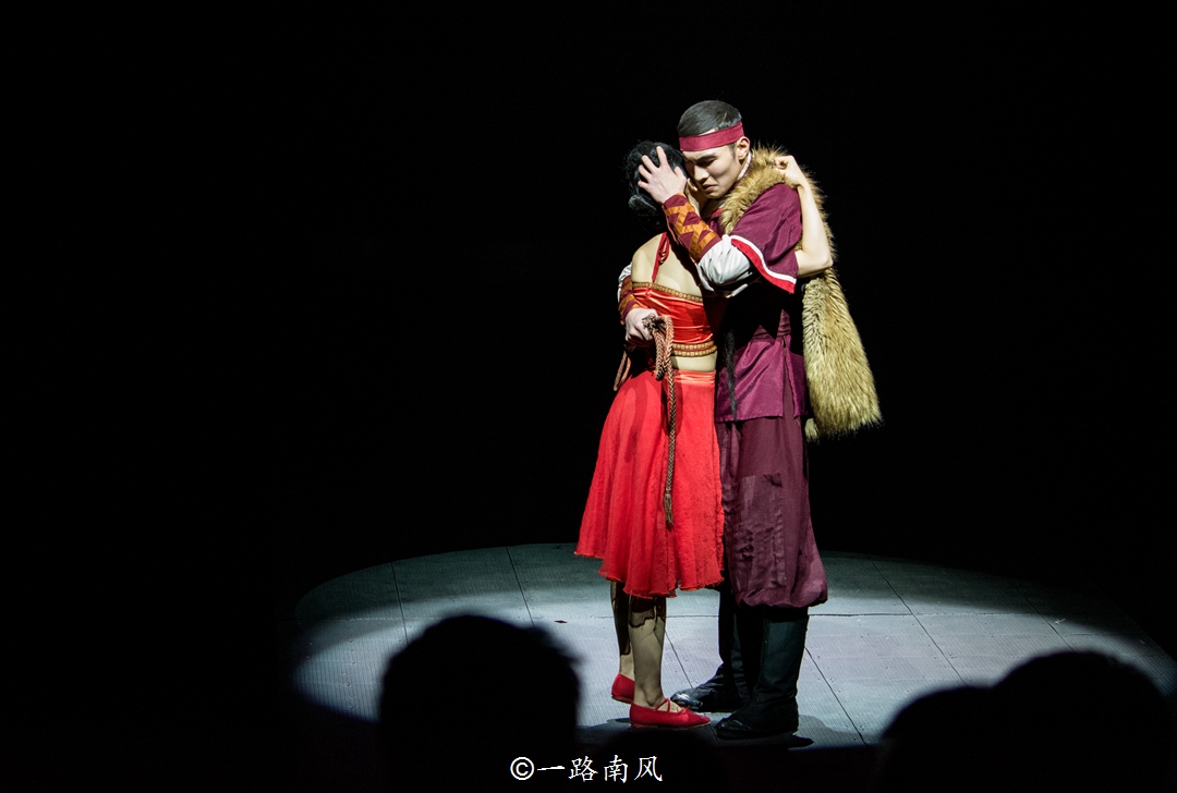 美女介绍丽江千古情景区,丽江千古情景区人多吗