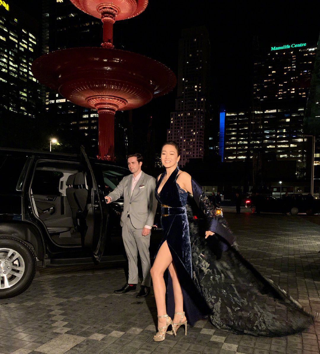 53岁巩俐一身长裙优雅现身红毯,巩俐露腰照