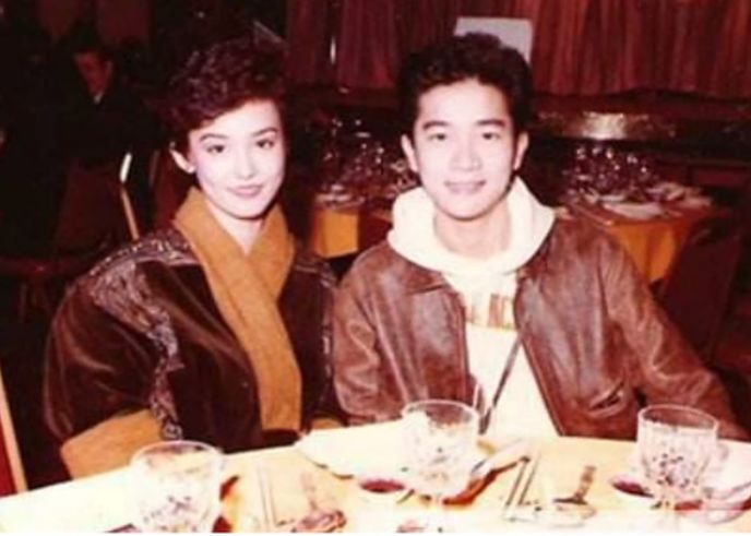 她爱上大30岁的富豪，爆红息影，容忍丈夫出轨，发誓孤独一人