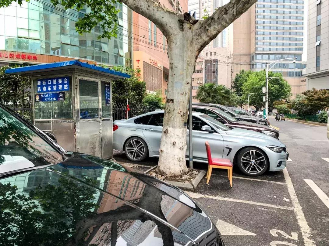 在南京月薪1W，我却停不起车