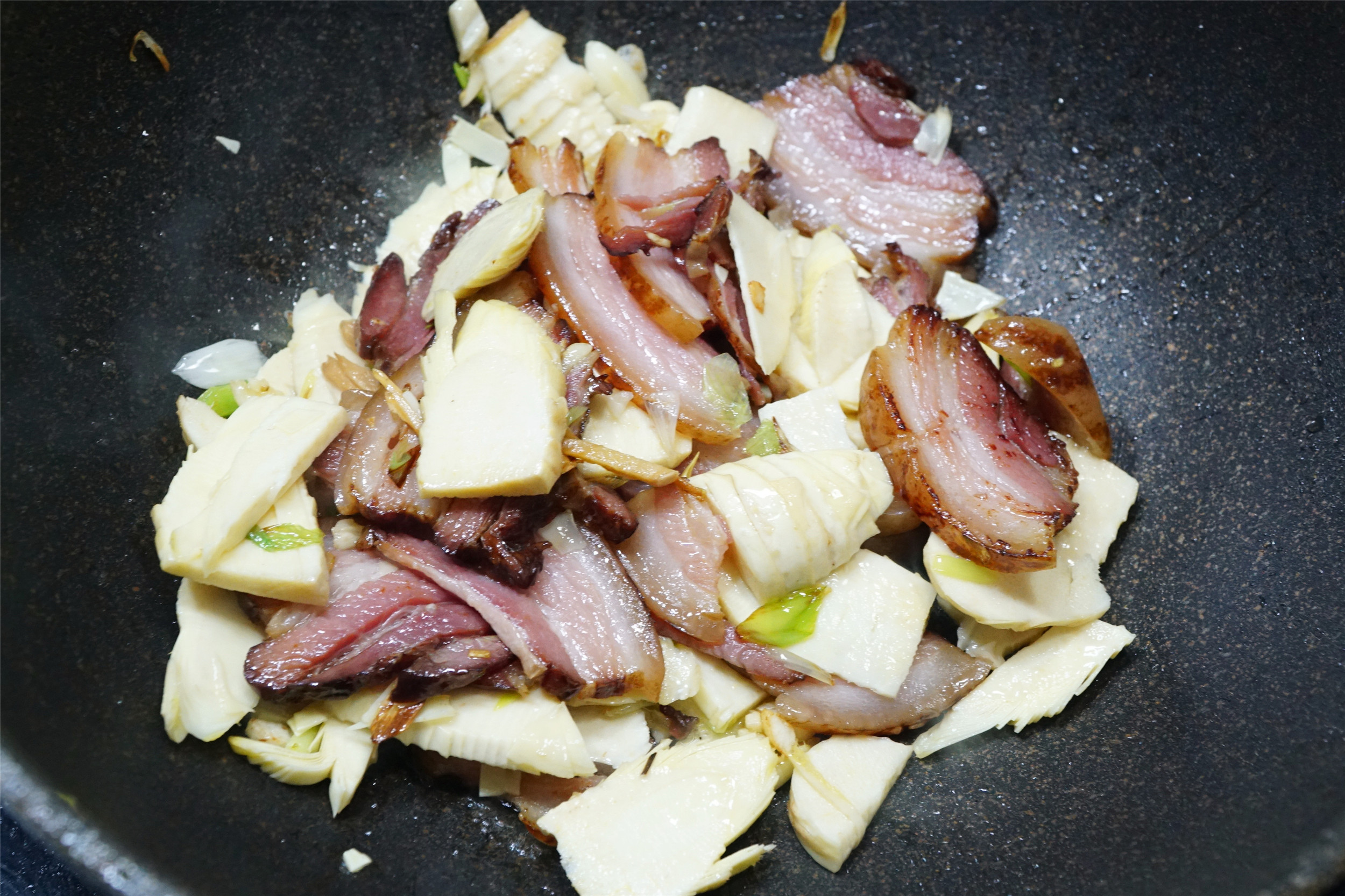 腊肉要怎么炒才好,腊肉要怎么炒才能保持久