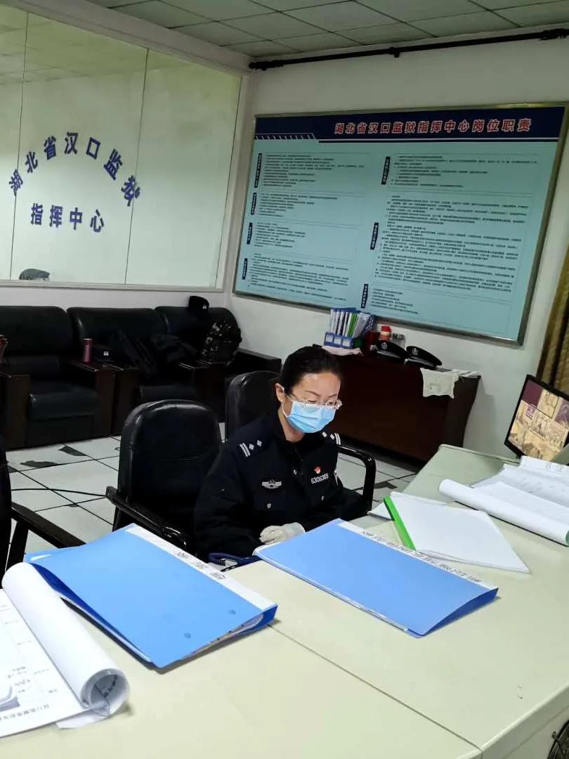 最美逆行者抗击疫情辅警,女警最美逆行者