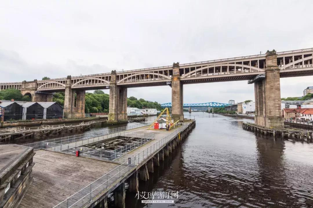 纽卡斯尔,店主为我弹奏了一把十万元的吉他