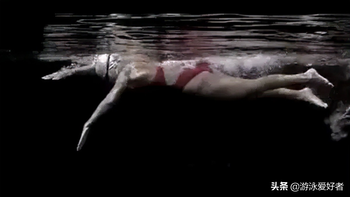 翻滚转身游泳技巧,游泳转身蹬壁技巧