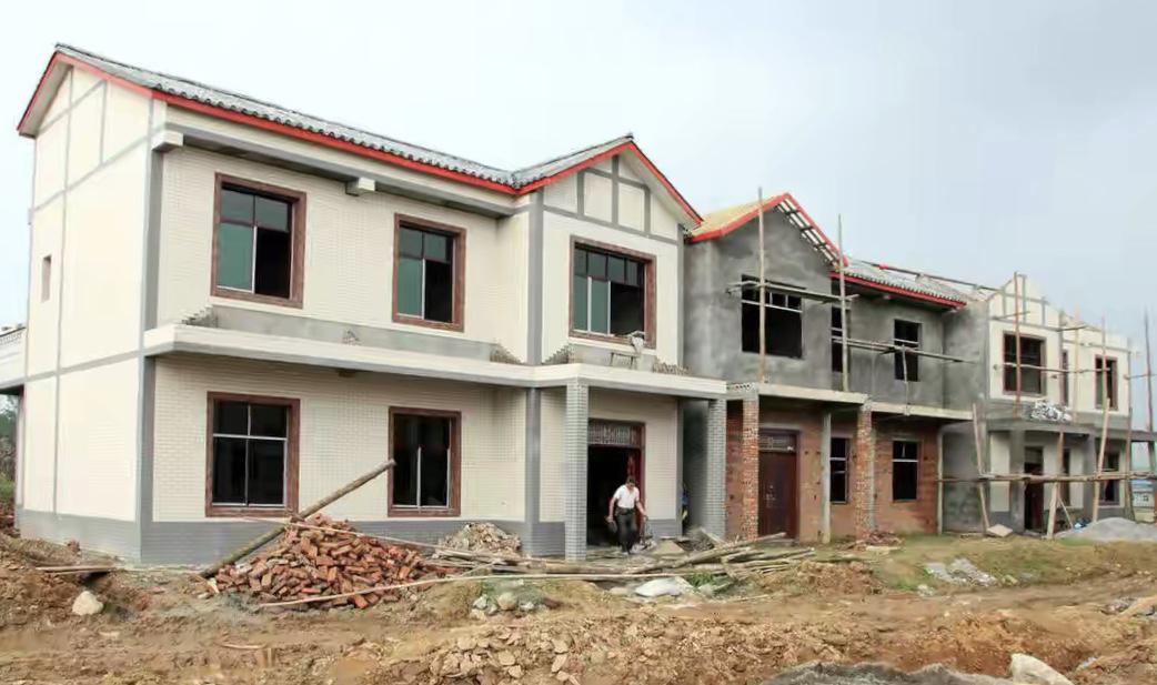 农民可以在自己家盖房吗,农民能在耕地上建大棚养牛吗