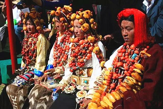 蜜蜡到底值不值得玩,藏民戴的蜜蜡大多数是变形的