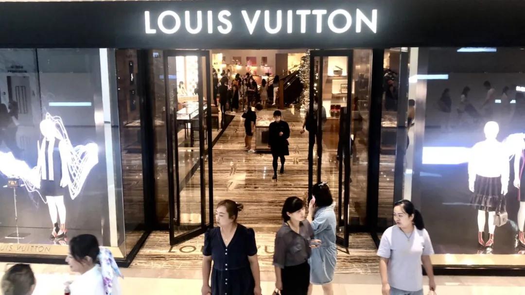 鍗庤钁楀悕璁捐甯堢帇澶т粊琚垎涓戦椈,pierrecardin鐨皵鍗′腹