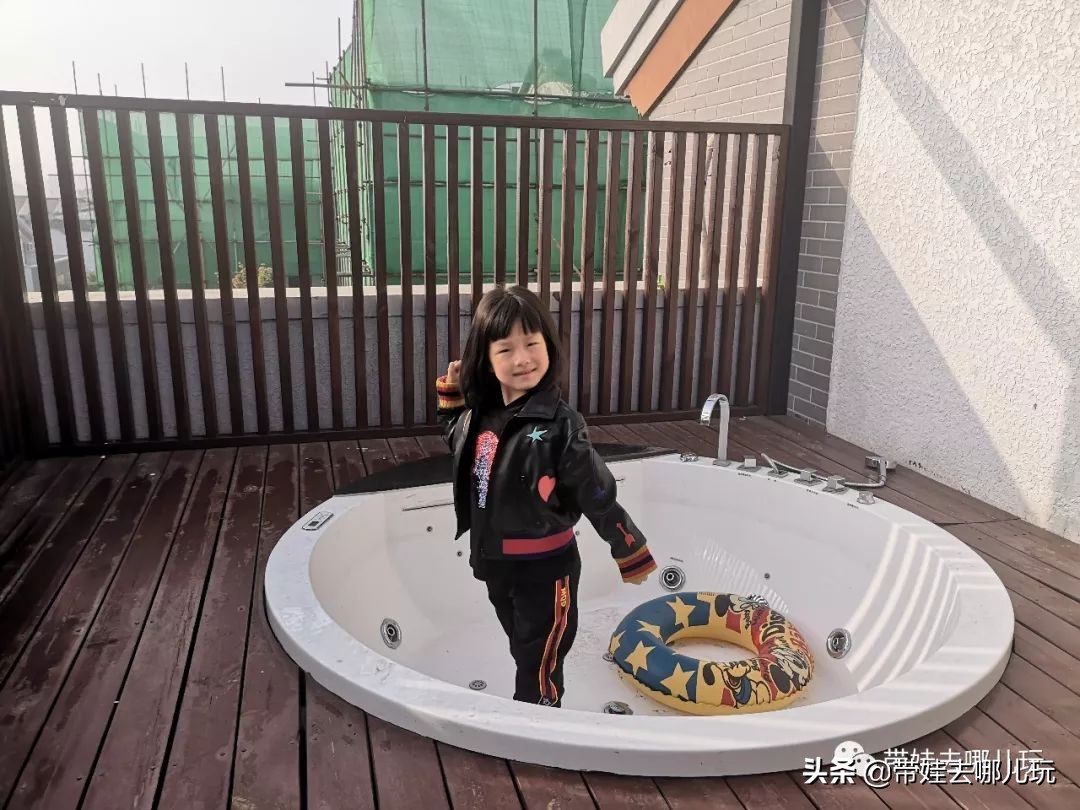 住别墅、滚草坪、躺在床上看电影，密云轻奢营地的花样玩法