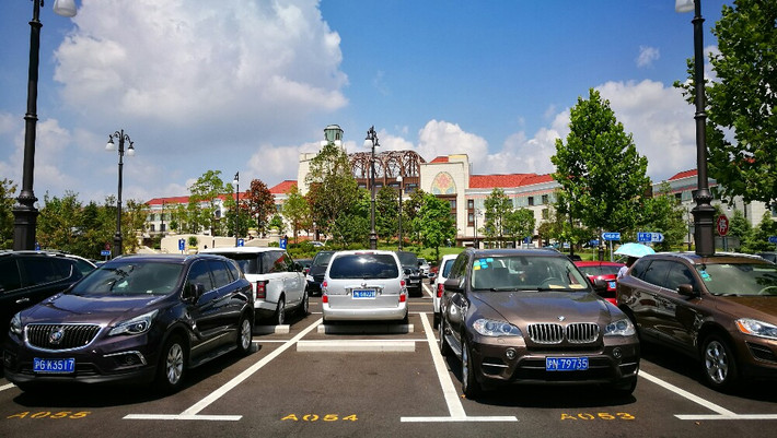 上海迪士尼乐园有多少免费停车,上海迪士尼度假区夏日