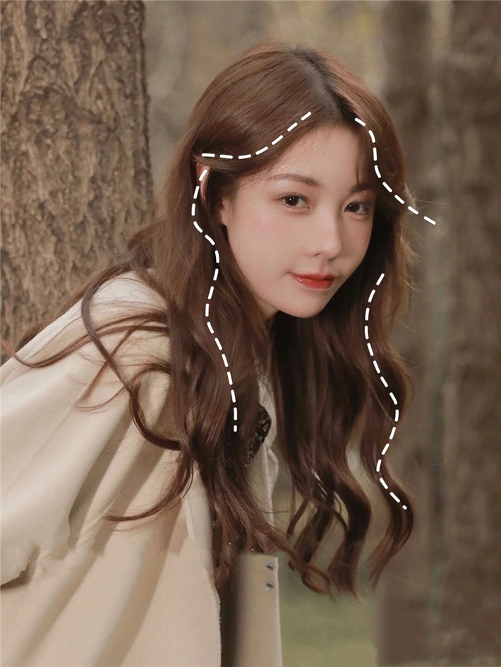 烫卷发今年流行哪种颜色,减龄显小的烫发是你最佳选择