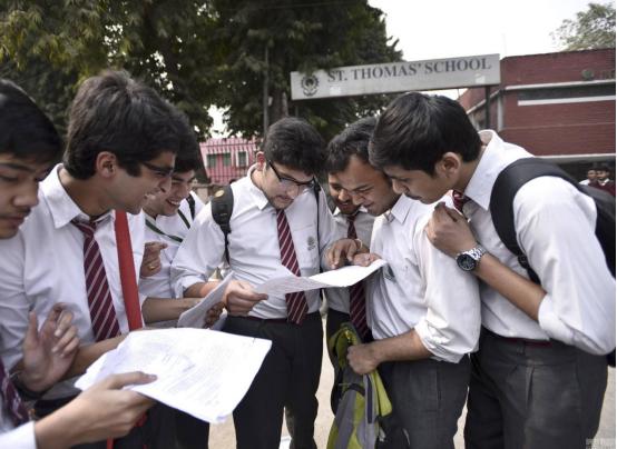 印度教授：中国被高估了！印度高材生都去美国了！去中国一个没有