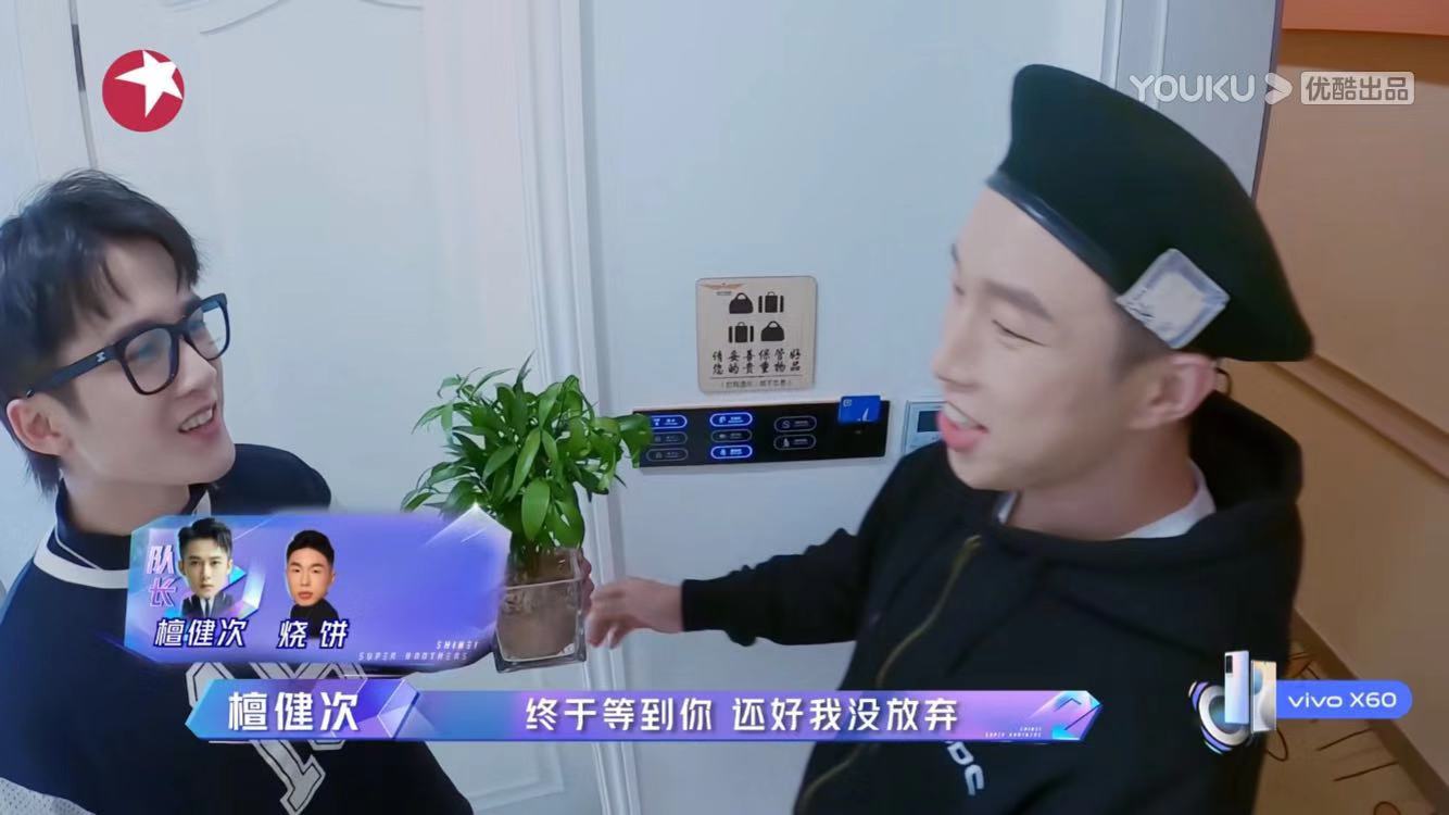 无颜、哑嗓、广场舞水平的搞笑担当烧老师凭啥得“小考”第一？