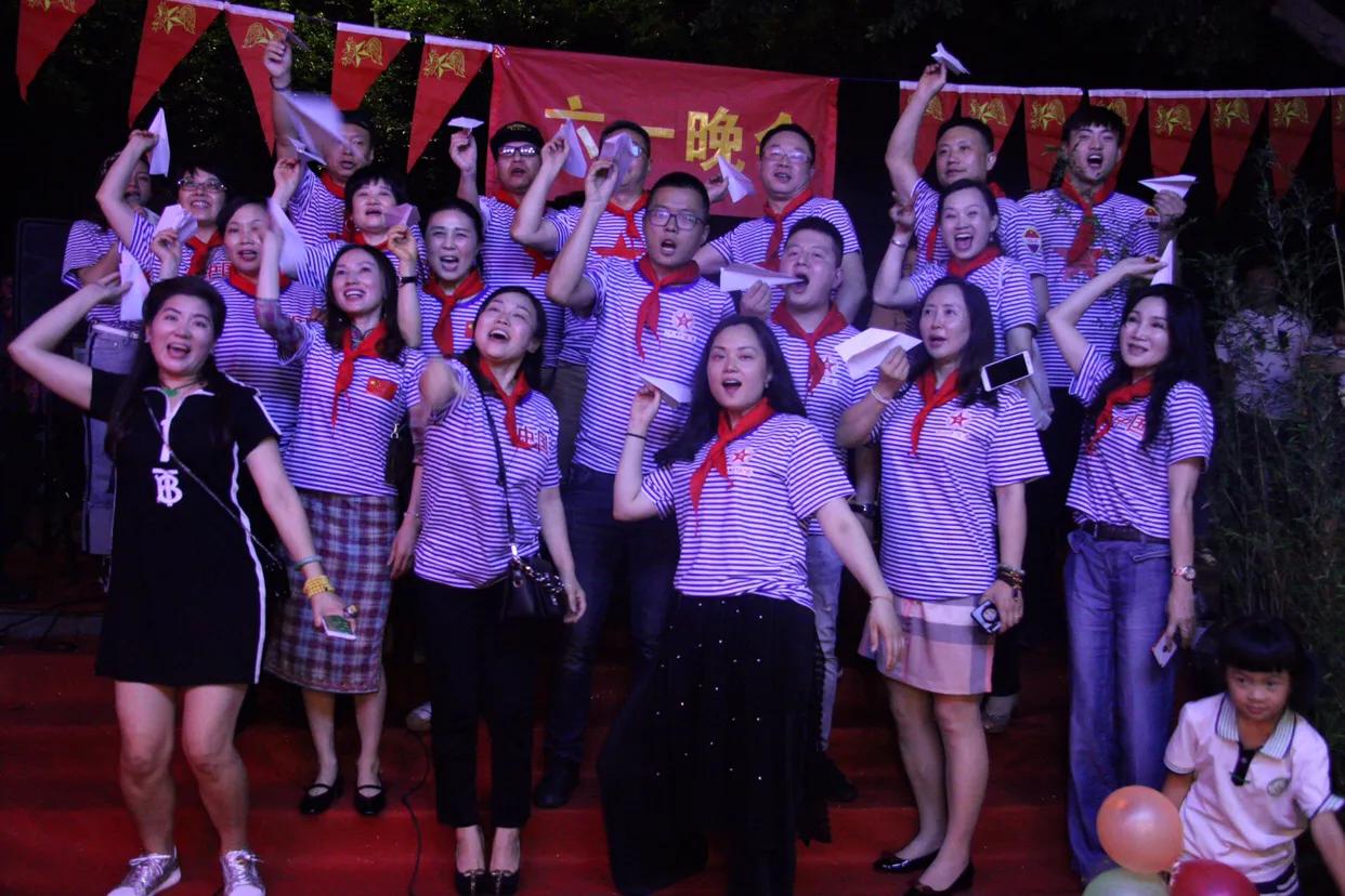 超龄儿童戴红领巾图片,戴红领巾的小朋友六一儿童节