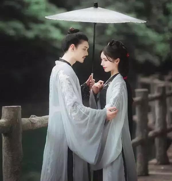 郑爽淘宝店一件卫衣卖500块被吐槽贵，明星开店都是无耻圈钱吗？