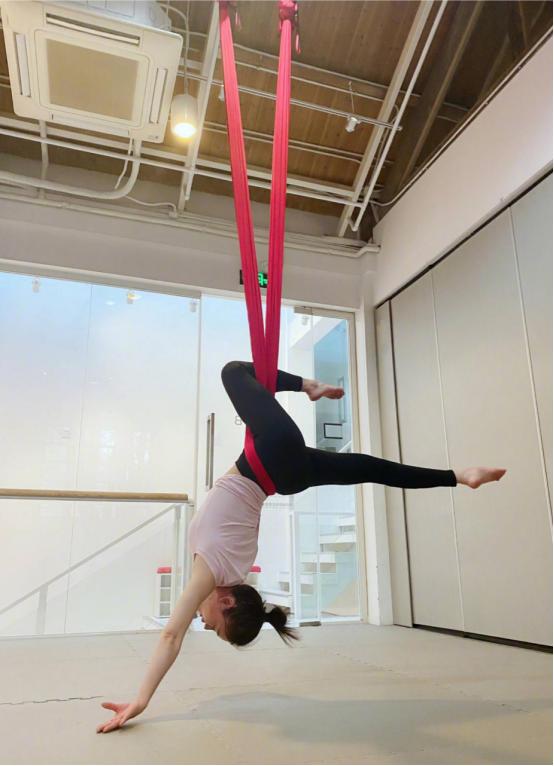 袁姗姗最近也太有元气了！白色短款上衣搭配运动裤，尽显优秀身材