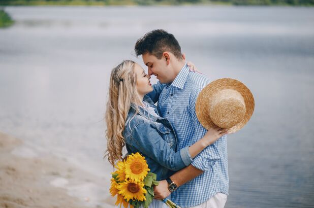 让女生快速产生好感该怎么做,如何引导男人付出让感情快速升温