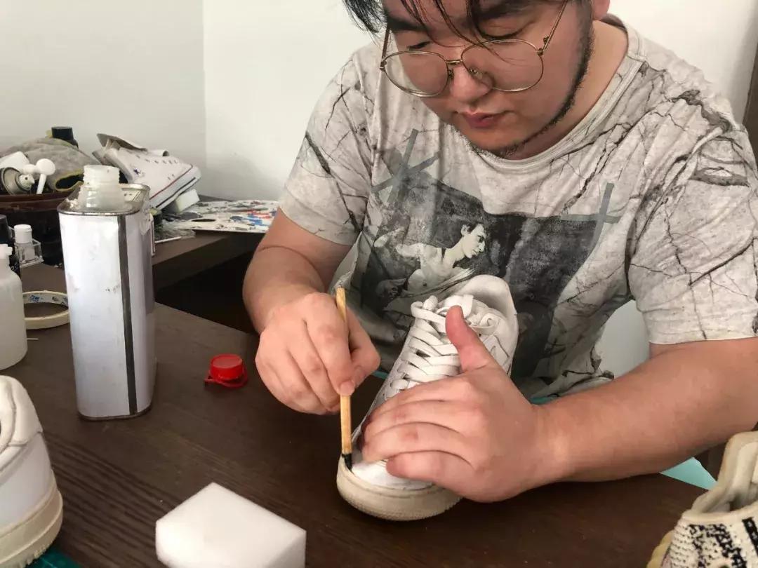 小伙卖鞋赔1万,小伙子卖鞋7000多万