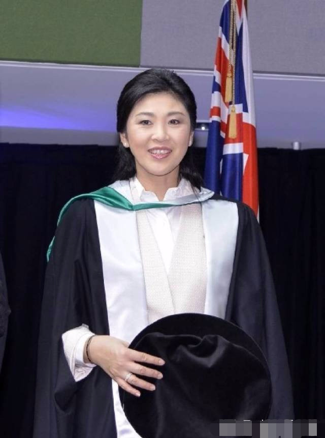 53岁泰国跑路总理终现身！同框哥哥小鸟依人，穿短袖小臂却粗壮