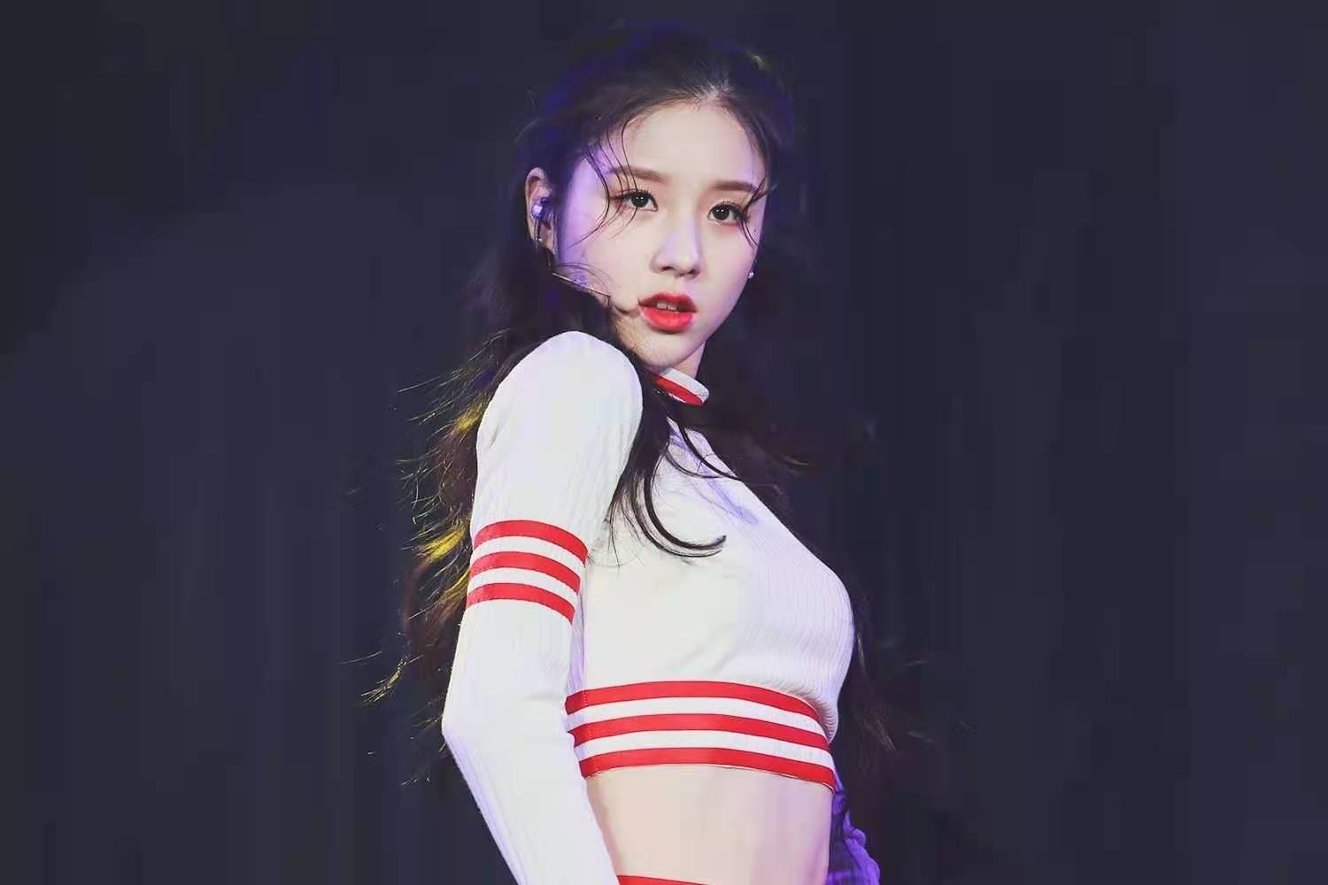 韩国女团穿“开裆裤”唱跳！露黑色*裤底**显不雅，迷惑穿搭遭吐槽