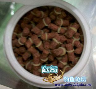 黑坑怎样加红虫饵料最好,钓鲫鱼红虫颗粒怎么开饵