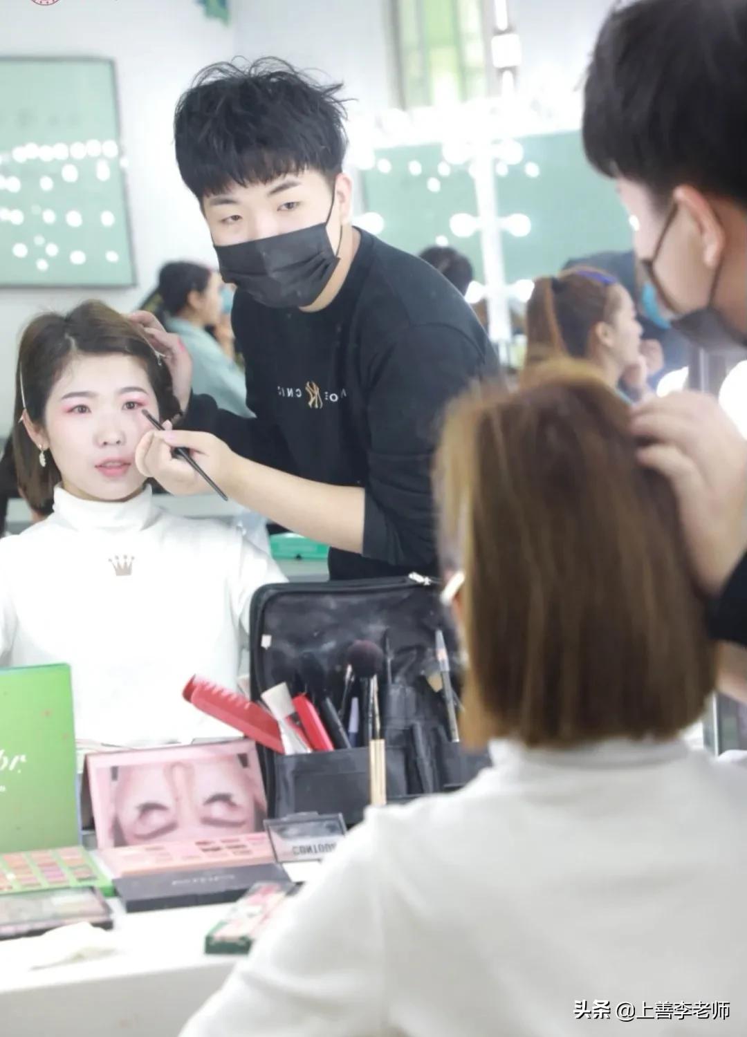 弟弟不学无术,弟弟从小就走上人生巅峰