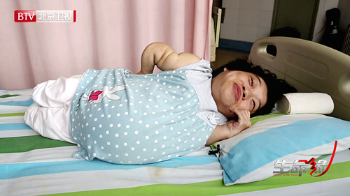 身高89厘米的脆骨女面临“死亡组合”艰难产子：为爱不后悔