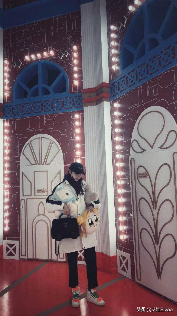 关晓彤鹿晗情侣装灰色笑脸,鹿晗关晓彤北面情侣装