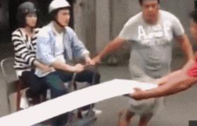 这只鹦鹉一直以为他是一只猴,所以每天都在重复做这个动作