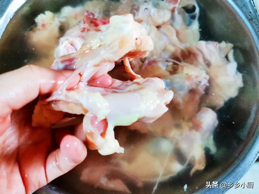 鸡锁骨这么做，色泽红亮，麻辣鲜香，网友直呼太馋人了，求做法