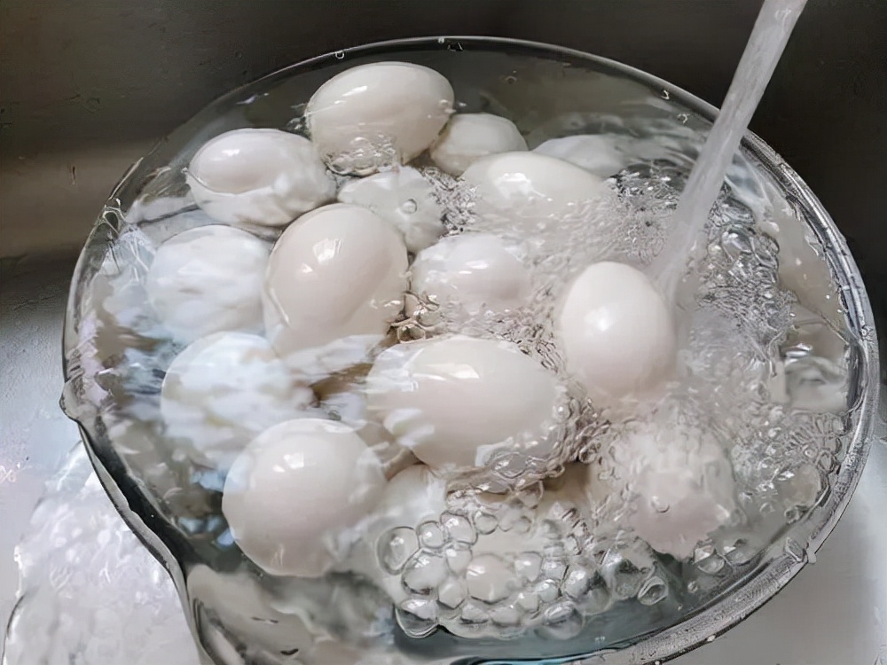 为什么咸鸭蛋常见而咸鸡蛋不常见,为什么有些咸鸭蛋那么咸