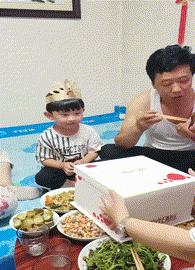 这只鹦鹉一直以为他是一只猴,所以每天都在重复做这个动作