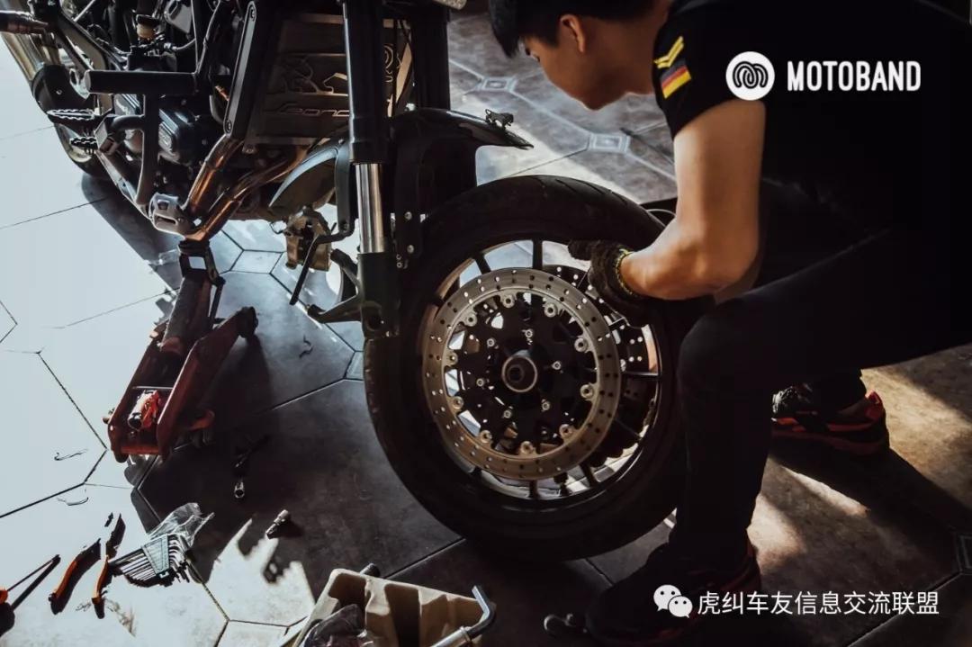 贝纳利幼狮500辐条轮爆胎,贝纳利幼狮500公路版改牌照架