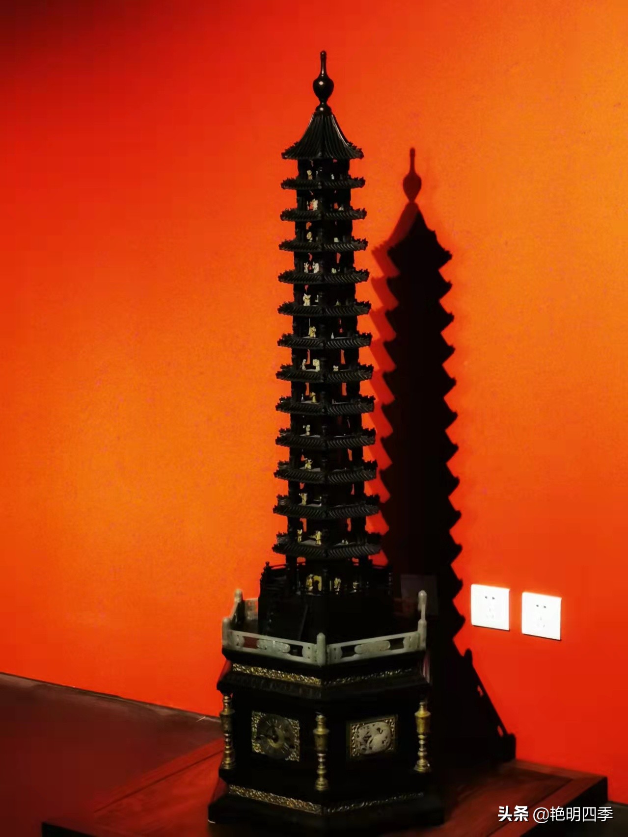 参观故宫的钟表图,展示一下故宫的各种钟表