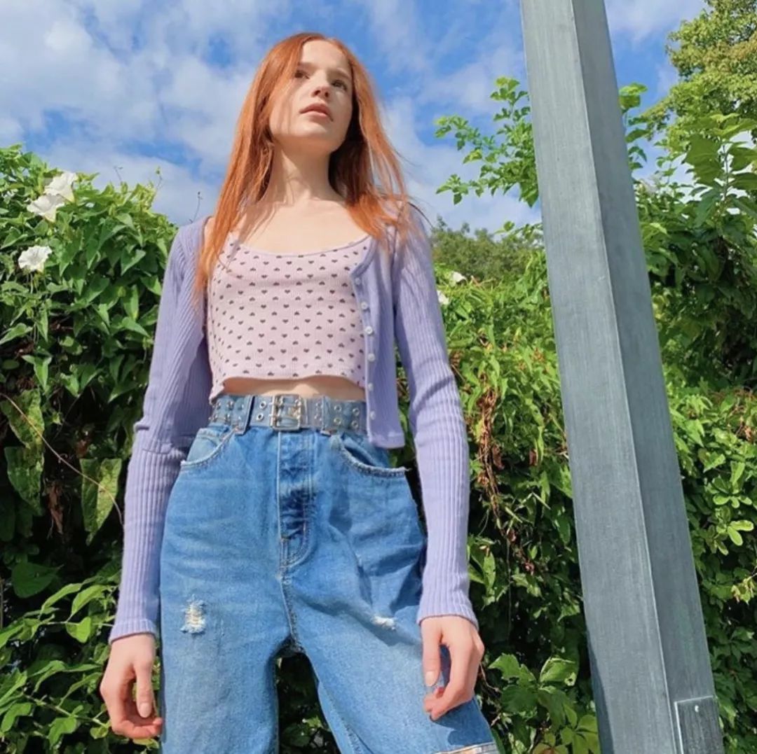 欧阳娜娜沉迷校服,欧阳娜娜优衣库水桶包