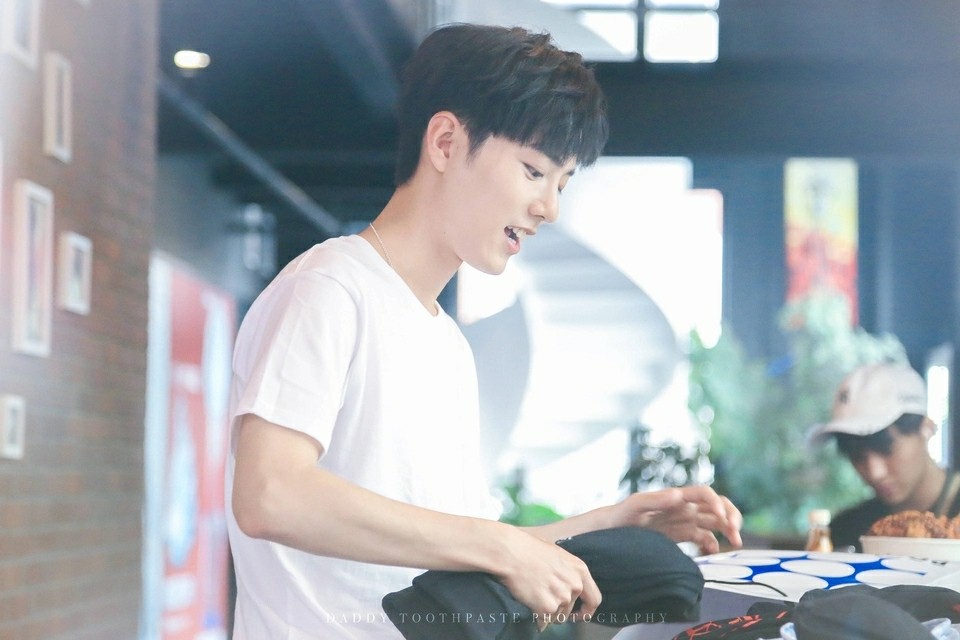 肖战唱歌残酷月光,你不知道的事肖战原版