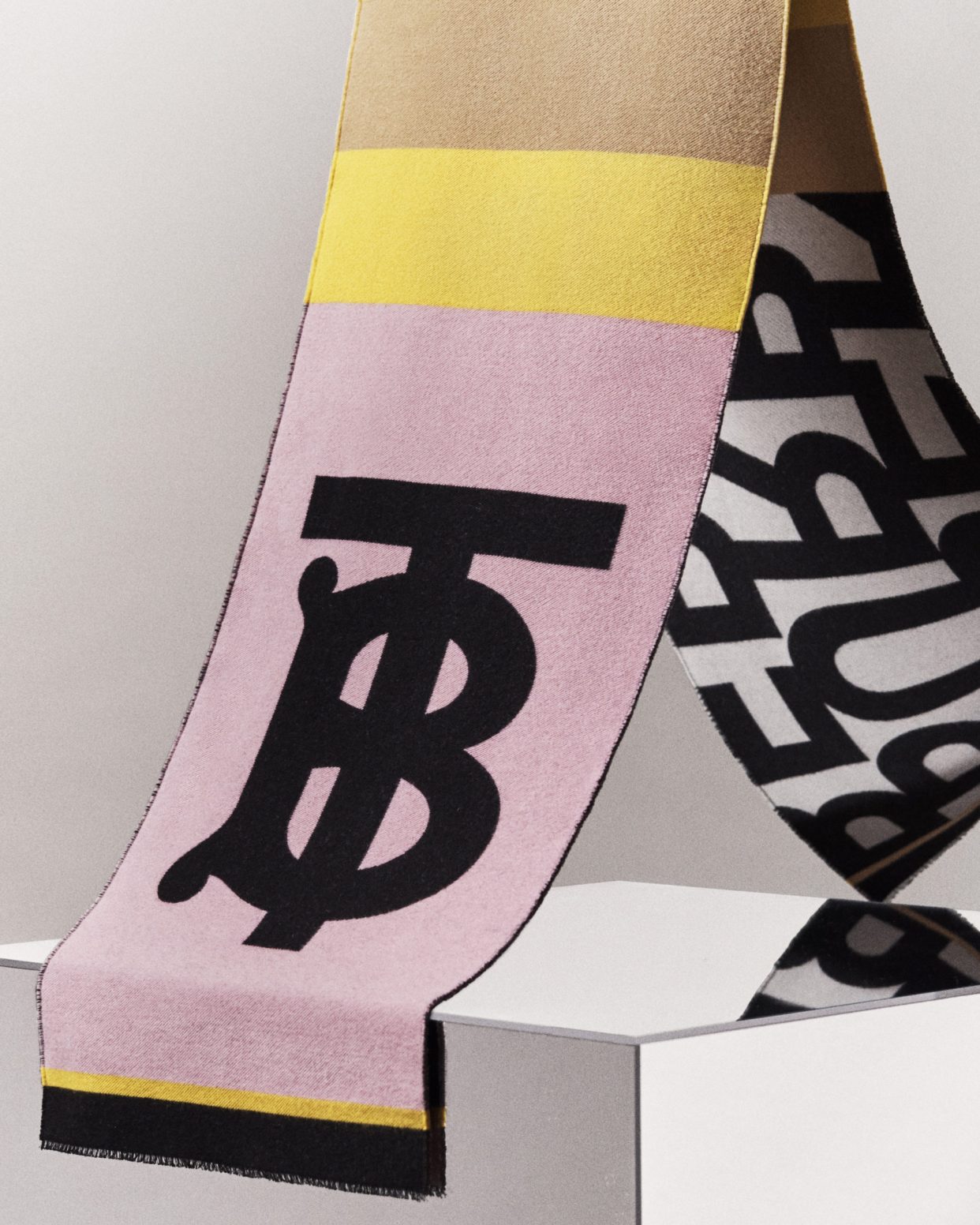 burberry深度经典羊绒格子围巾,burberry经典格纹渐变色围巾