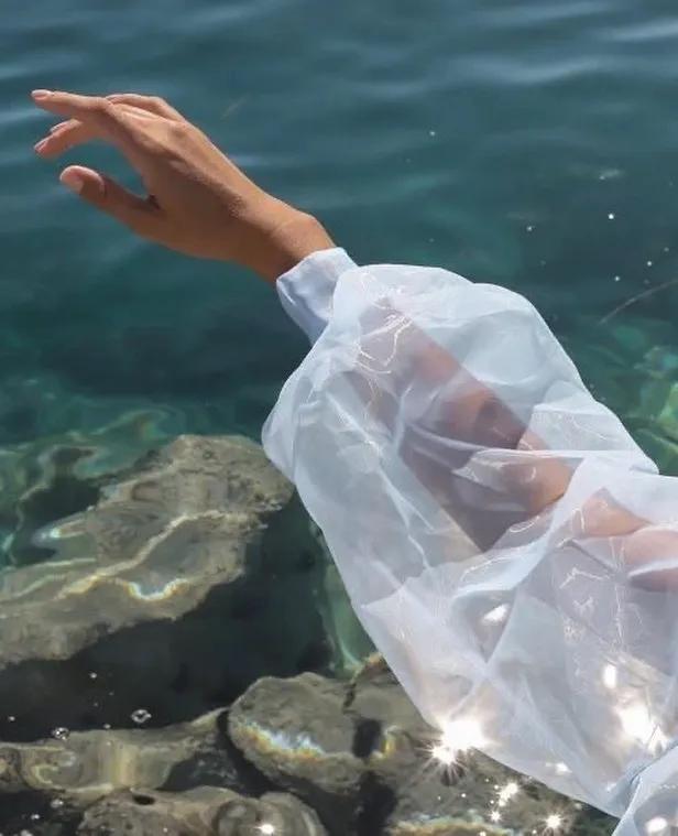 T恤穿腻了？想要时髦又遮肉，春夏白衬衫应该这么洗和这样穿