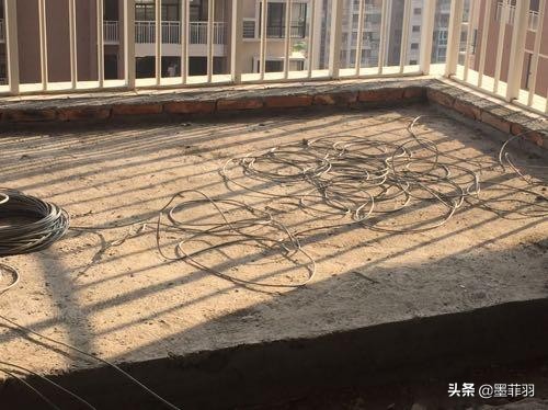 这是我见过最“高”的阳台，全是碎砖块渣，网友：有危险还添堵