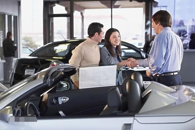 日本女销售员服务态度,日本跪式卖车女销售