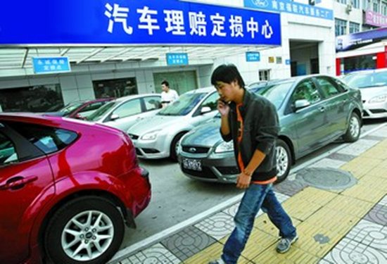 前挡风玻璃裂了怎么保险才赔,挡风玻璃裂了保险赔能连同膜赔吗