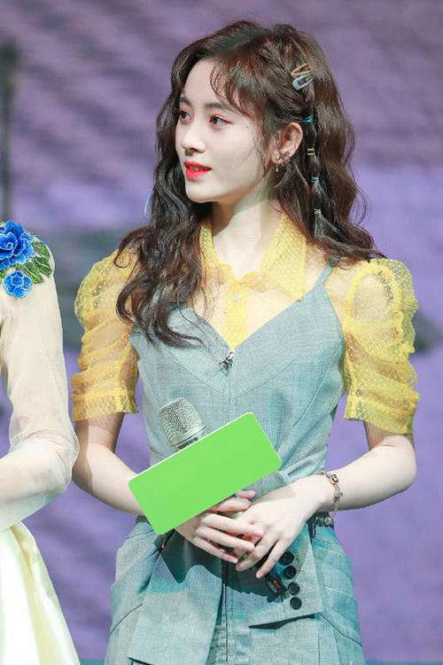 同样是烫羊毛卷，为何你烫就很显老？原因基本离不开这2点